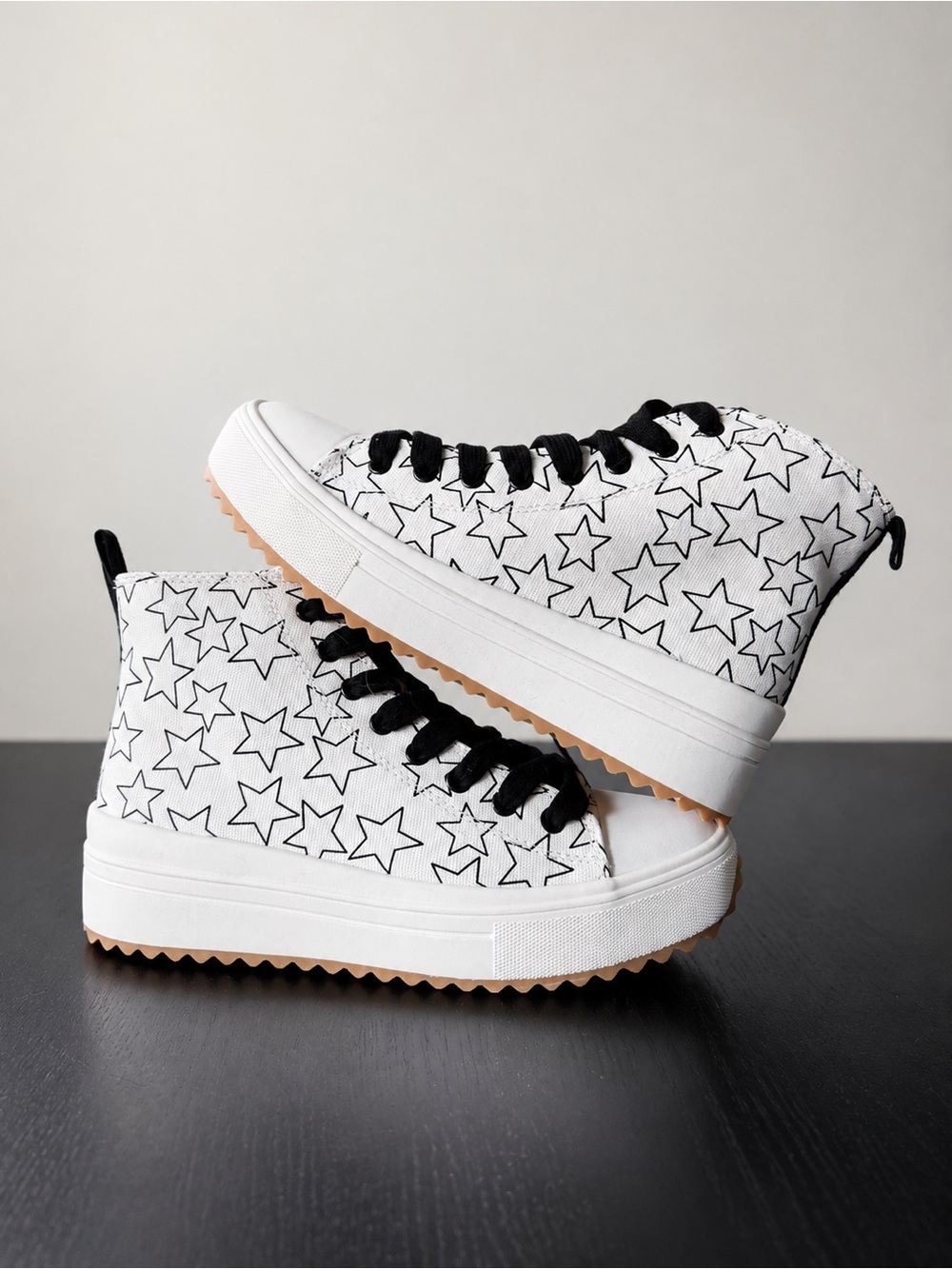 Art Class Blakely Star High Top Sneakers Girls Size 4 NWT